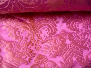 tissu-brocart-en-soie-fushia