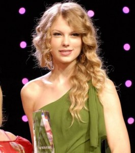 taylor-swift-est-si-belle-avec-ses-longs-cheveux-boucles_55859_w460