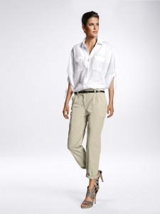 conseils-mode-2011-femme-pantalon-chino-beige-chemise-blanc-ceinture-noire